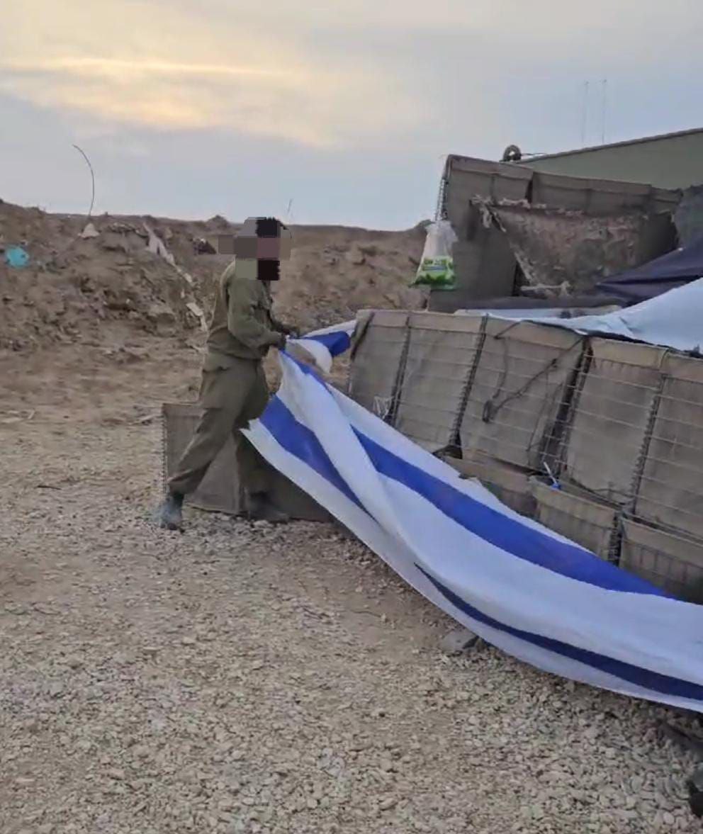 Israeli soldiers dismantle military outpost in Gaza