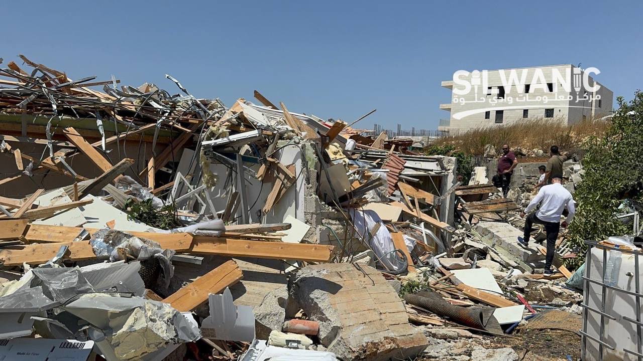 Israeli bulldozers demolish Palestinian homes in Beit Hanina, Jerusalem