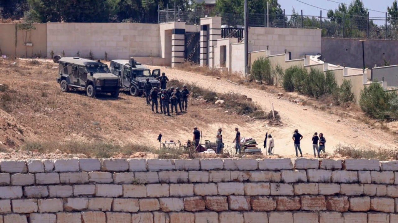 Israeli settlers besiege Palestinian families in Qusra, West Bank