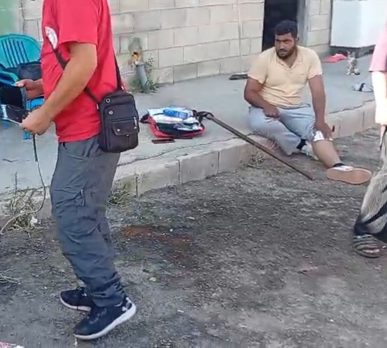 Israeli settlers attack and injure Palestinian in Hebron