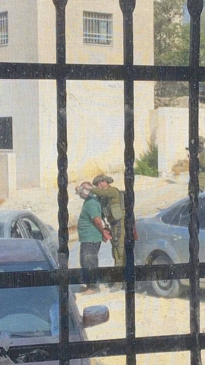 Israeli forces assault and detain Palestinian in Beit Ur Al-Tahta