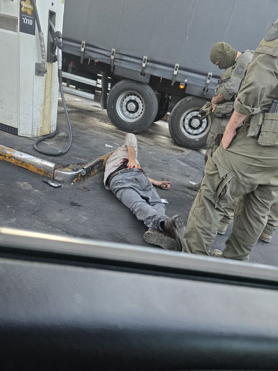Palestinian injured by Israeli gunfire near Al-Ram wall