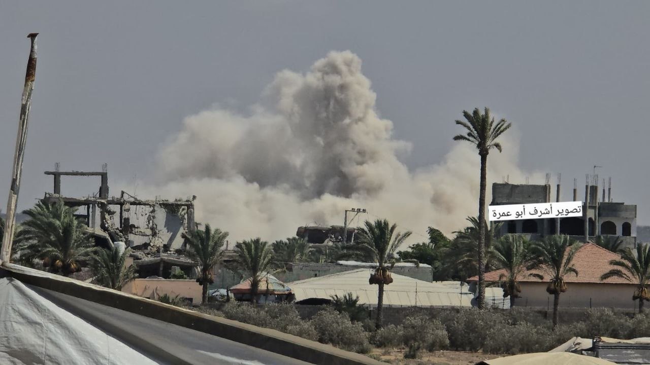 Israeli army continues massive demolition operations in central Gaza Strip