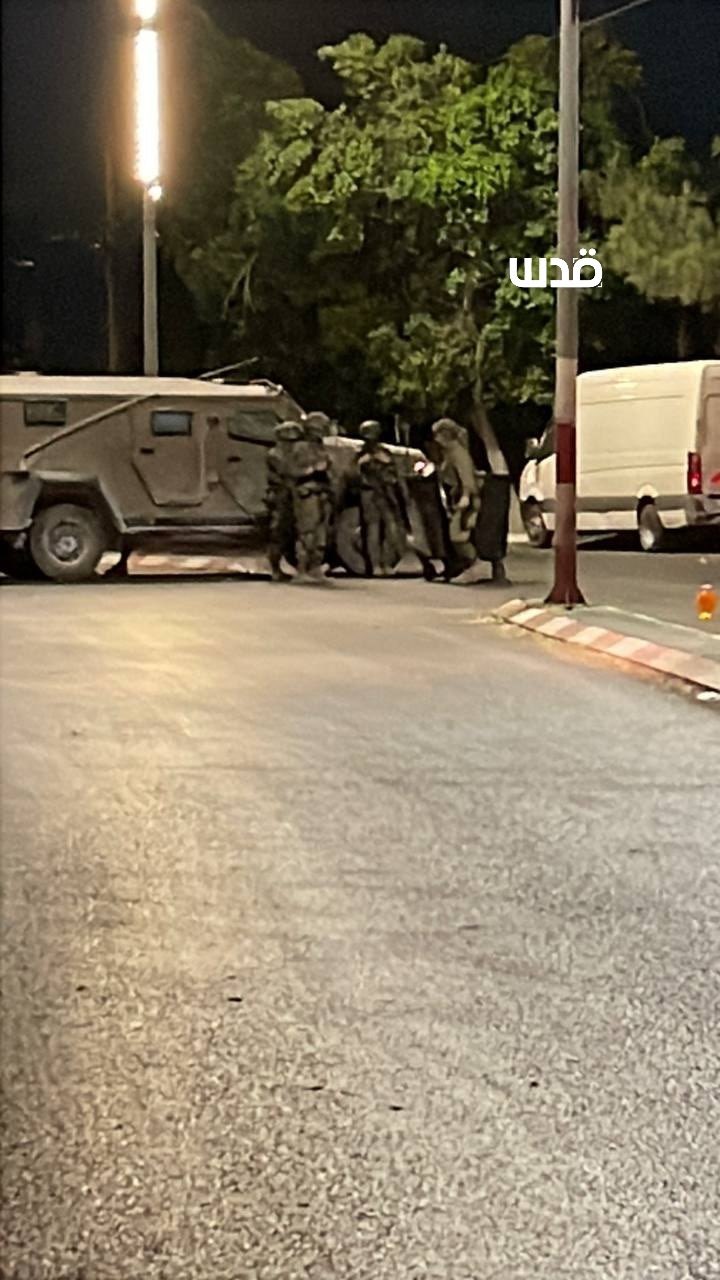 Israeli forces close roads and storm Amman Street in Nablus