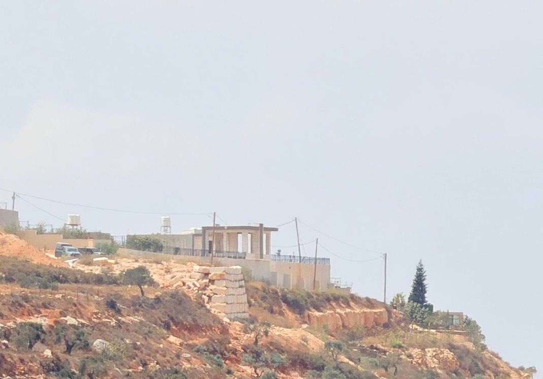 Israeli settlers besiege Palestinian homes in Qusra, Nablus