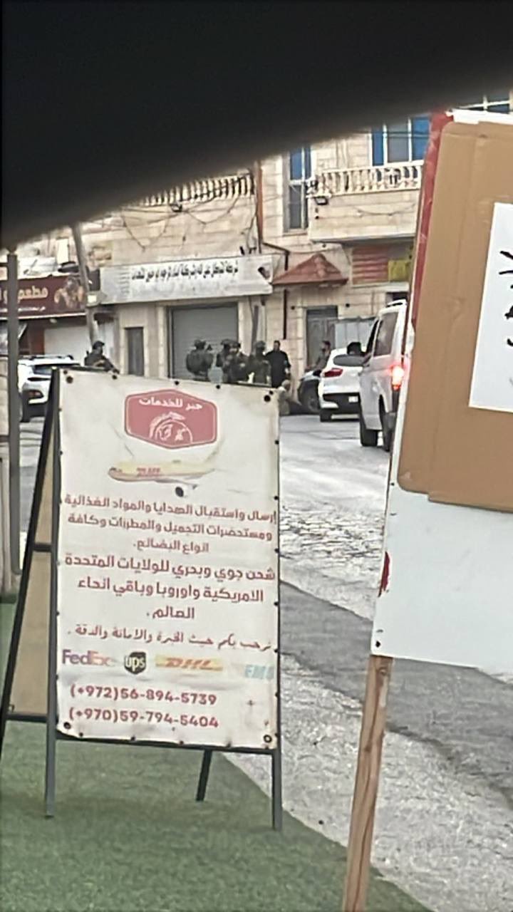 Israeli forces injure elderly man in Turmusayya, block ambulance
