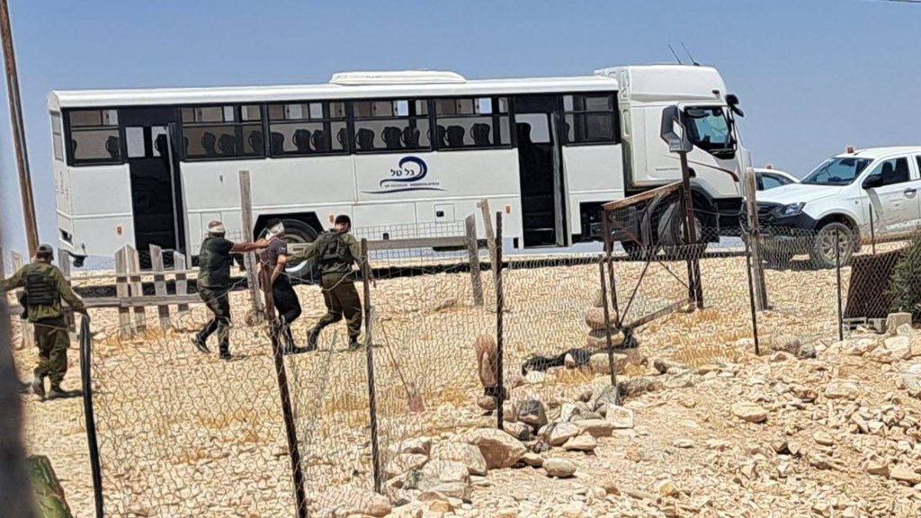 Israeli forces detain ten Palestinian workers west of Yatta