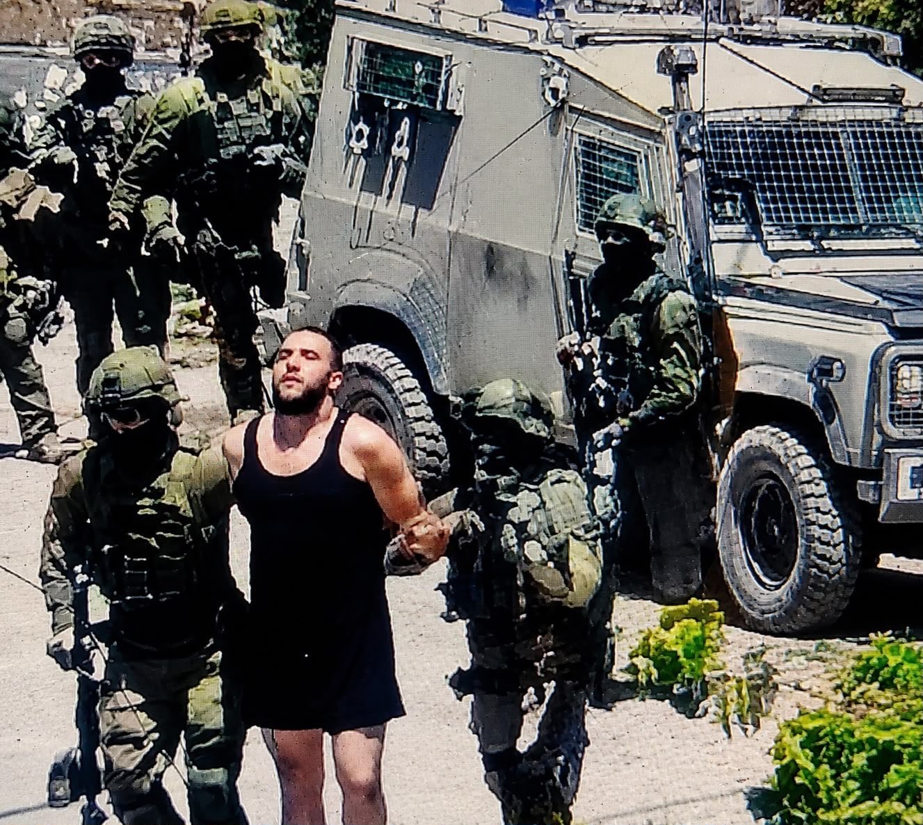 Israeli forces arrest Palestinian youth in Beit Ummar raid