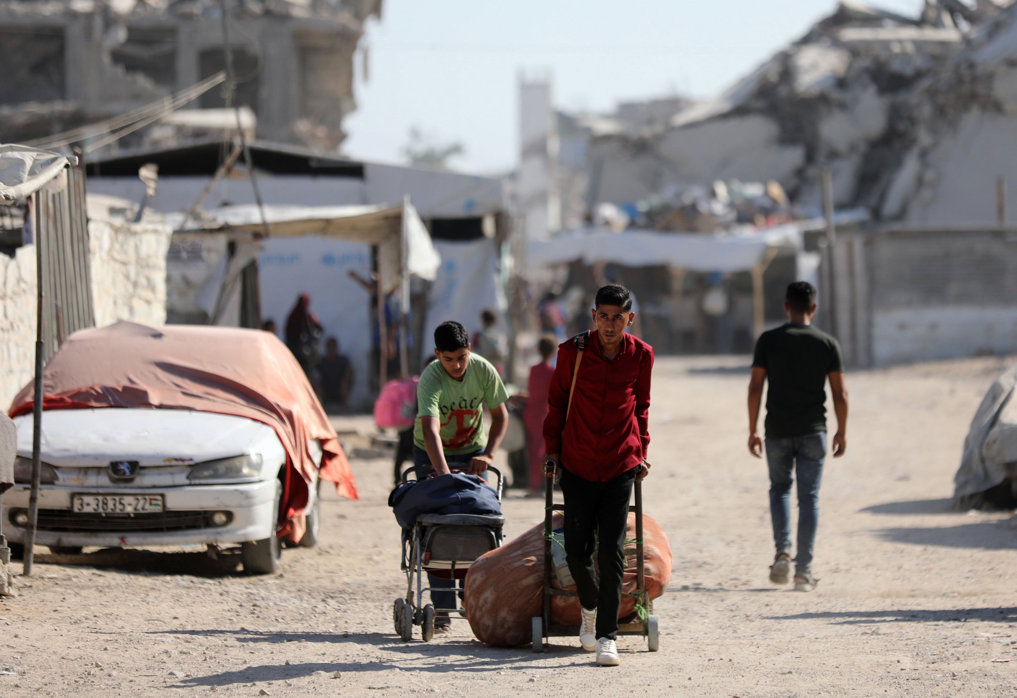 Displaced Gazans flee al-Zaytoun tents as Israeli ground forces expand