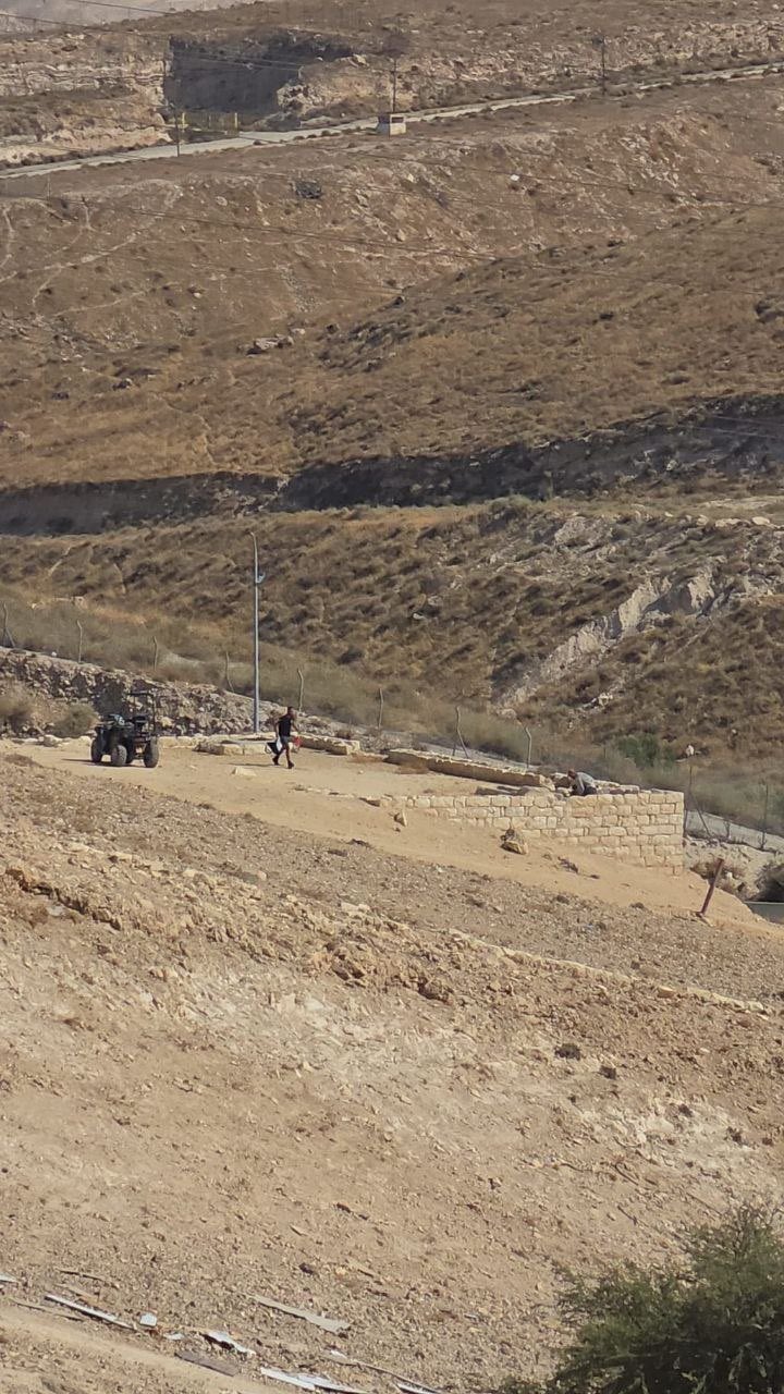 Israeli settlers storm Bedouin community near Al-Isawiya, tamper with water source