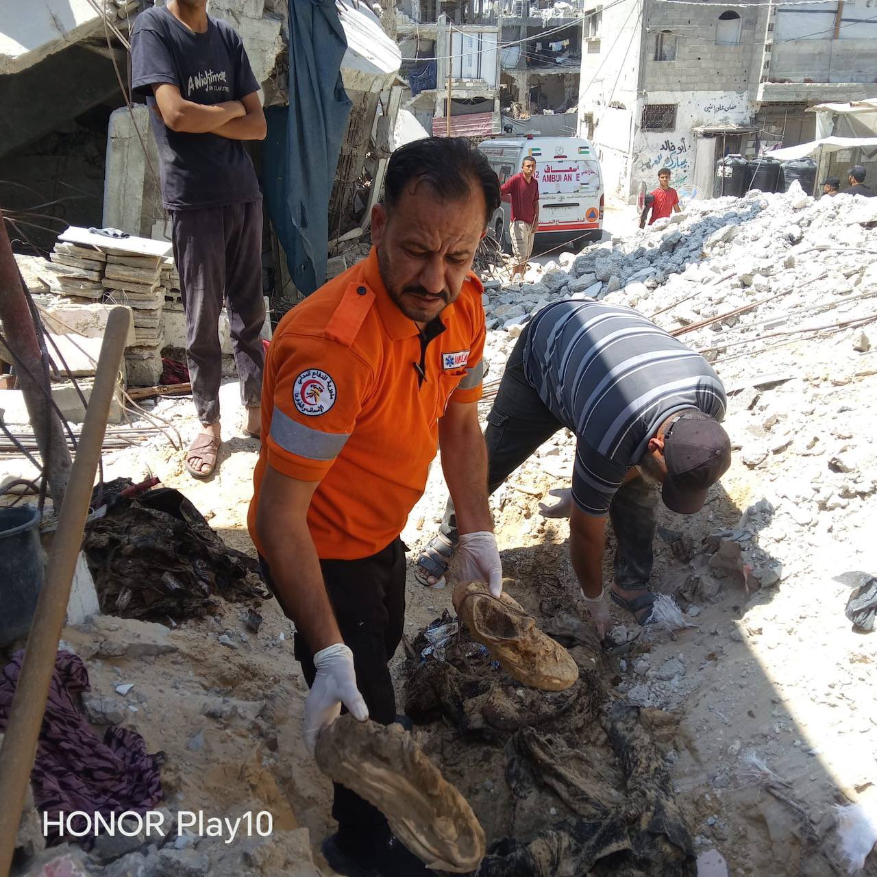 Gaza Civil Defense recovers remains of unidentified Palestinian in Block C