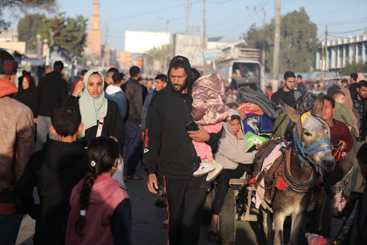 Palestinian families return to evacuated homes in Gaza as ceasefire begins
