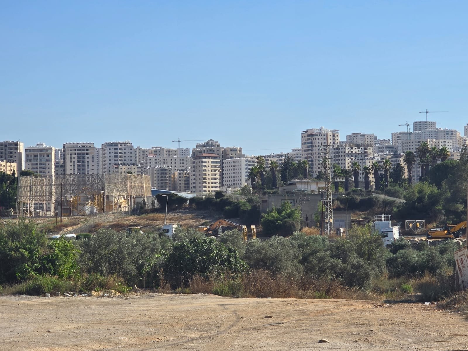 Israeli forces storm Qalandia village to carry out demolitions