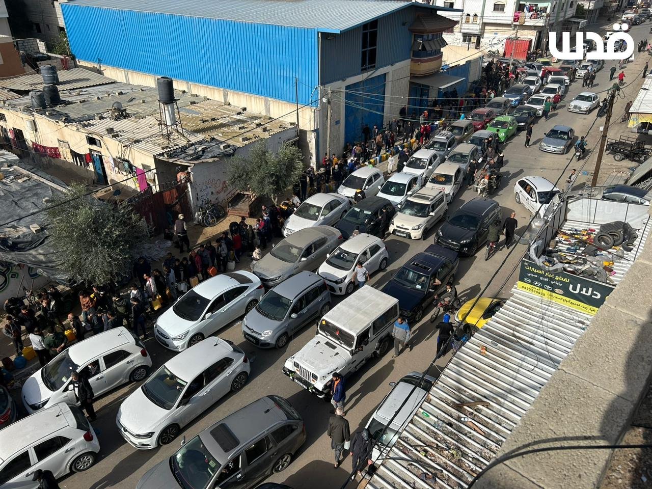 Palestinians queue for fuel in Rafah during Gaza humanitarian pause