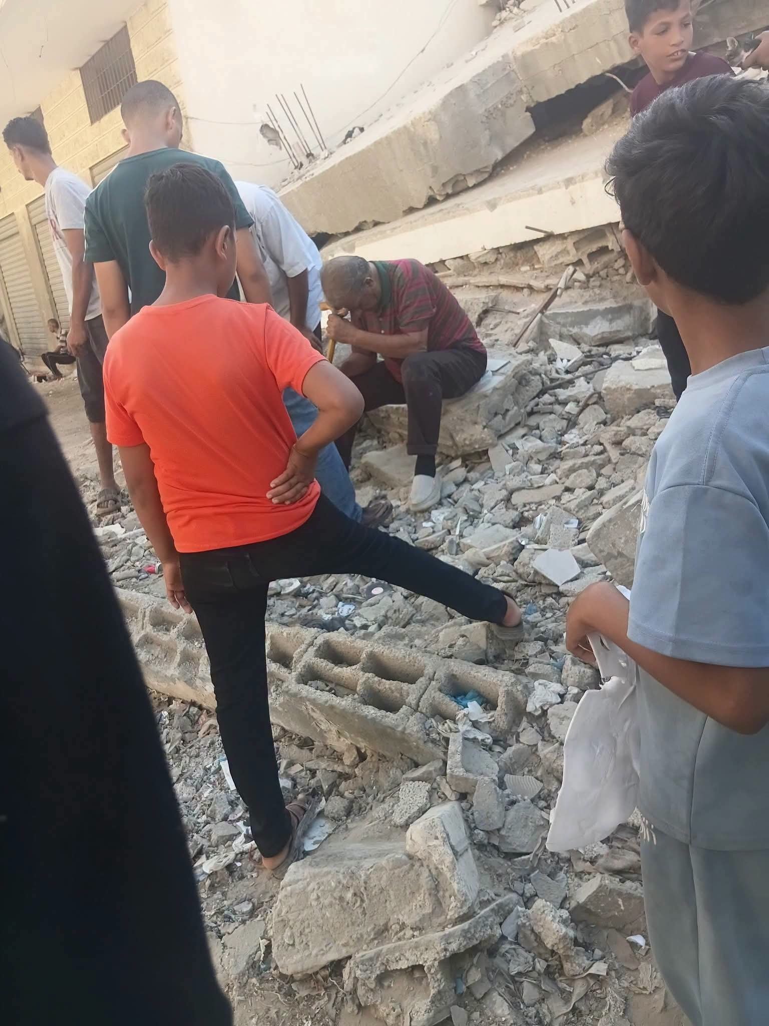 Queues of people waiting to get bread in Gaza