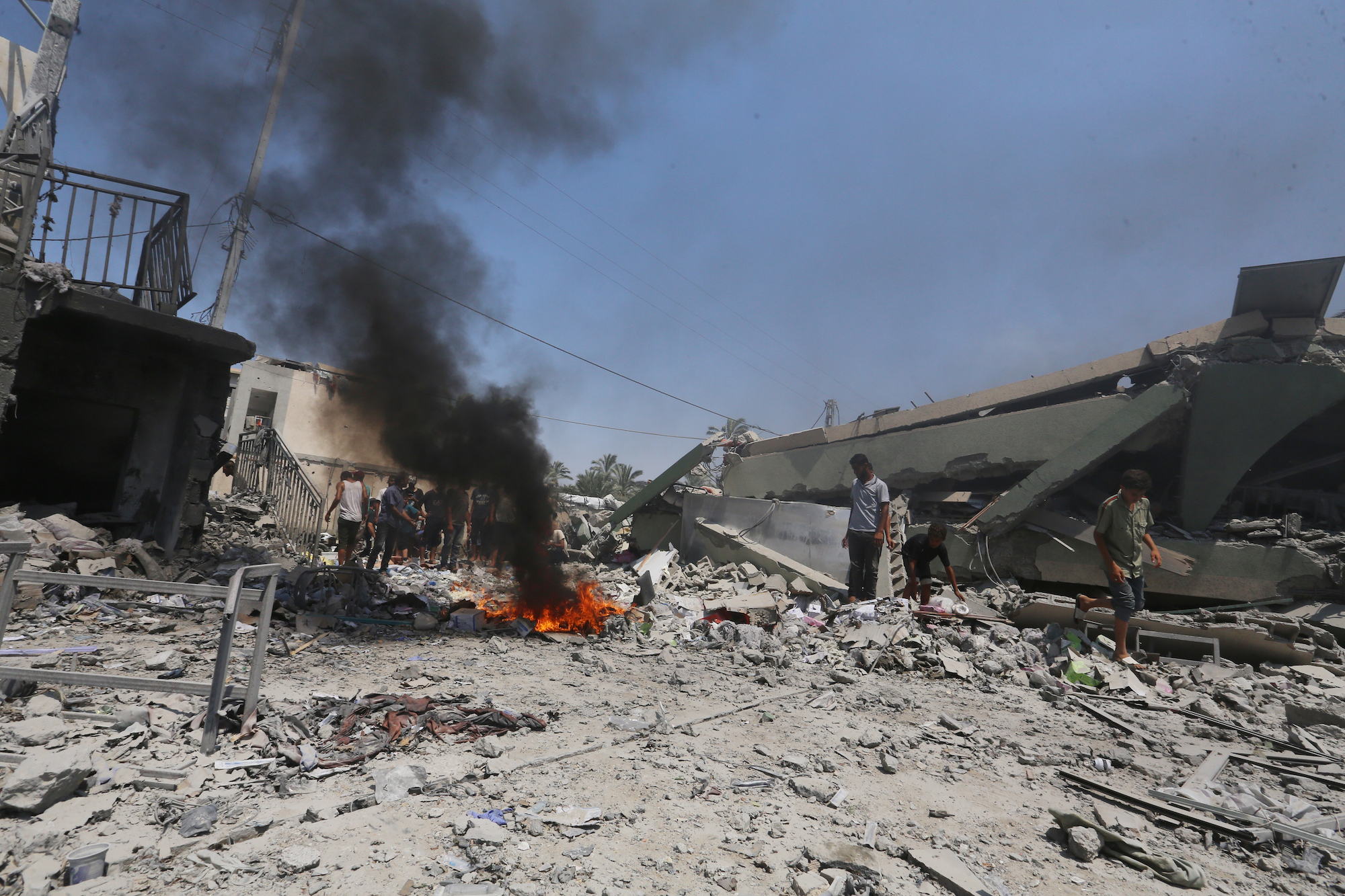 Eyewitness recalls explosion destroying home, hand bleeding
