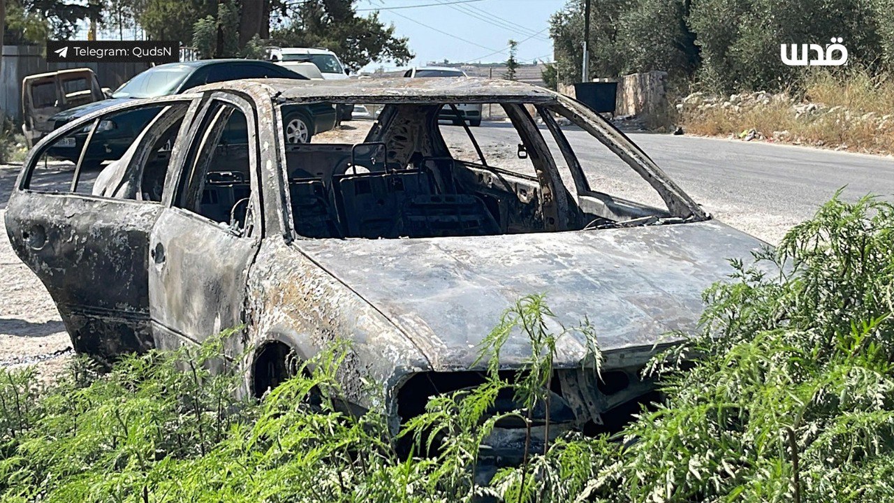 Israeli forces burn Palestinian cars in Burin, Nablus