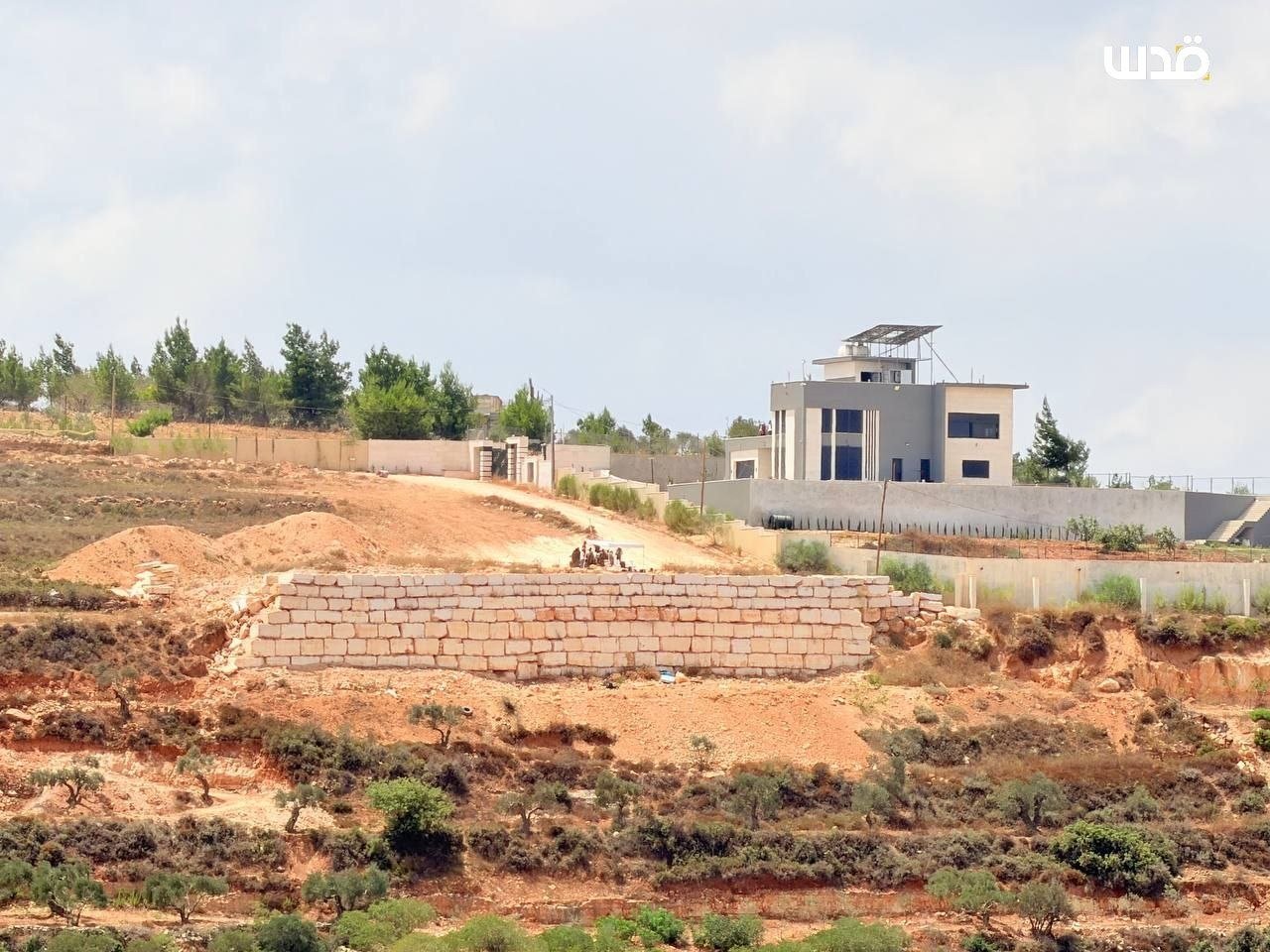 Israeli settler militias besiege three Palestinian homes in Qusra